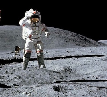 Космонавт на місяці