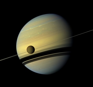 Титан на орбіті Сатурна